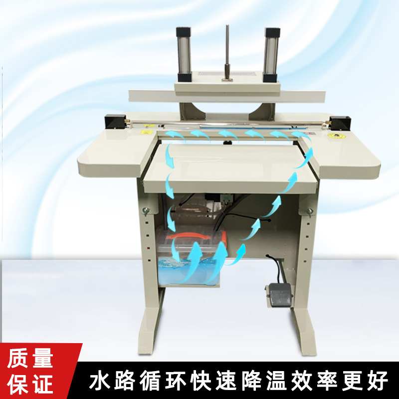 水冷封口機(jī)通過(guò)加熱元件對(duì)包裝材料進(jìn)行加熱，使其達(dá)到熔化狀態(tài)，然后施加壓力將兩層包裝材料粘合在一起，實(shí)現(xiàn)封口的目的
